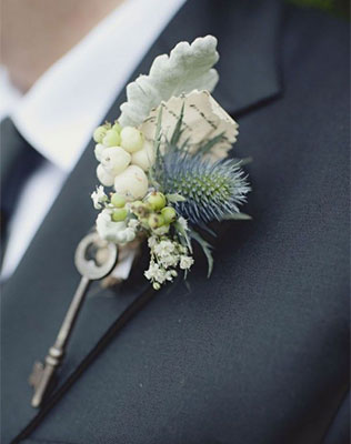 ключики в декоре свадьбы, бутоньерка жениха