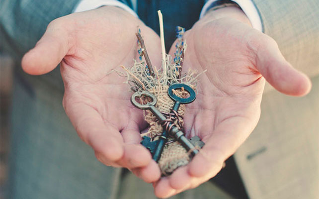 ключики в декоре свадьбы, бутоньерка жениха