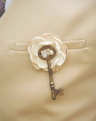 ключики в декоре свадьбы, бутоньерка жениха