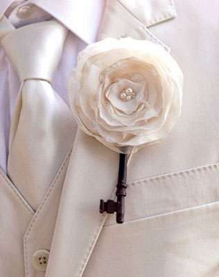 ключики в декоре свадьбы, бутоньерка жениха