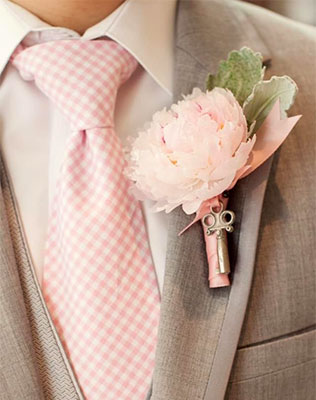 ключики в декоре свадьбы, бутоньерка жениха