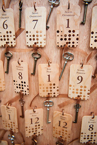 ключики в декоре свадьбы, рассадочные карточки
