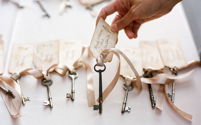 ключики в декоре свадьбы, рассадочные карточки