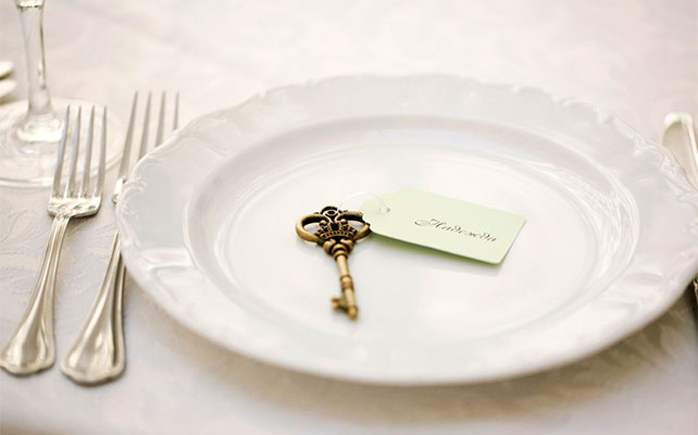 ключики в декоре свадьбы, рассадочные карточки