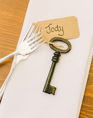 ключики в декоре свадьбы, рассадочные карточки