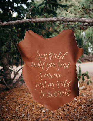 Лучшие идеи: кожаные детали для осенней свадьбы 