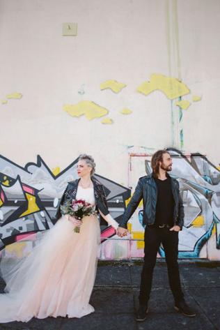 Сплошной рок-н-ролл: кожаные куртки в свадебном образе 