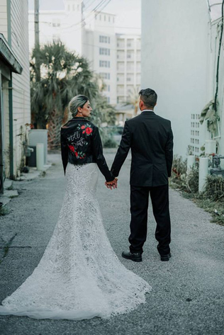 Сплошной рок-н-ролл: кожаные куртки в свадебном образе 