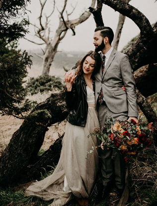 Сплошной рок-н-ролл: кожаные куртки в свадебном образе 