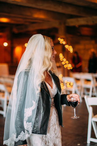 Сплошной рок-н-ролл: кожаные куртки в свадебном образе 