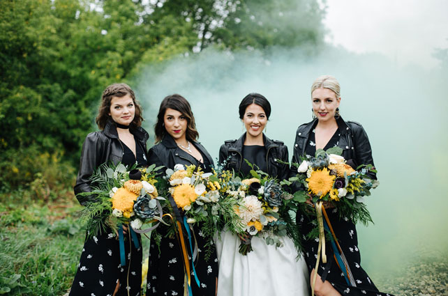 Сплошной рок-н-ролл: кожаные куртки в свадебном образе 