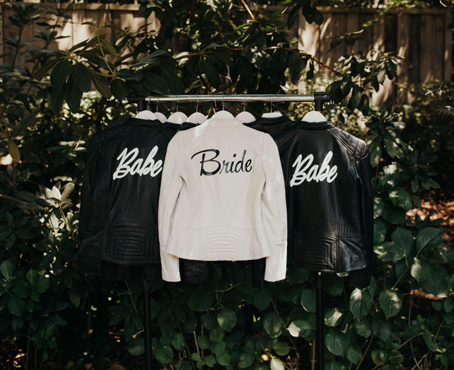 Сплошной рок-н-ролл: кожаные куртки в свадебном образе 