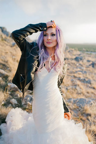 Сплошной рок-н-ролл: кожаные куртки в свадебном образе 