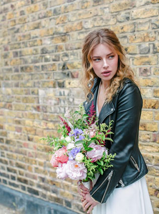 Сплошной рок-н-ролл: кожаные куртки в свадебном образе 