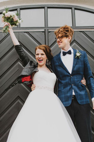 Сплошной рок-н-ролл: кожаные куртки в свадебном образе 