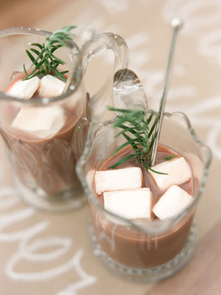 Согреваемся: какао и шоколадный бар на зимней свадьбе 