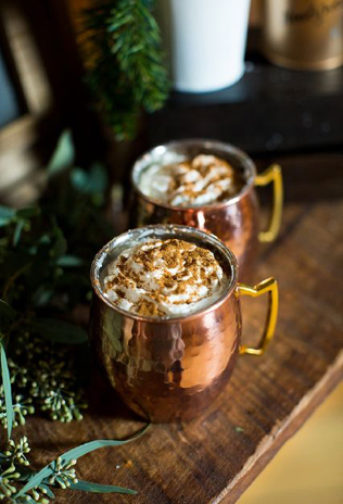 Согреваемся: какао и шоколадный бар на зимней свадьбе 