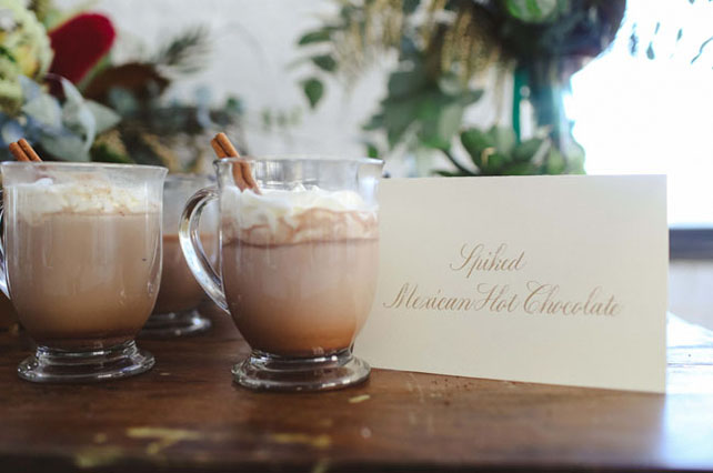 Согреваемся: какао и шоколадный бар на зимней свадьбе 