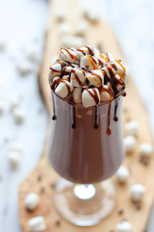 Согреваемся: какао и шоколадный бар на зимней свадьбе 