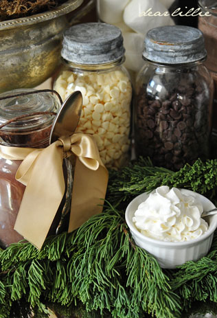 Согреваемся: какао и шоколадный бар на зимней свадьбе 