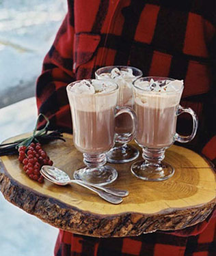 Согреваемся: какао и шоколадный бар на зимней свадьбе 