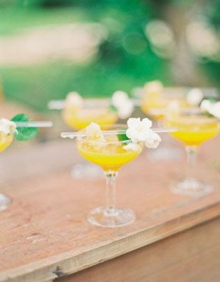 Все цвета радуги: разноцветные коктейли для яркой свадьбы 