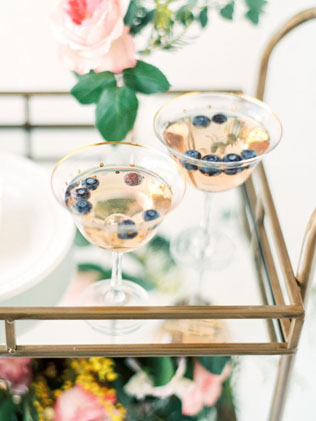 Все цвета радуги: разноцветные коктейли для яркой свадьбы 