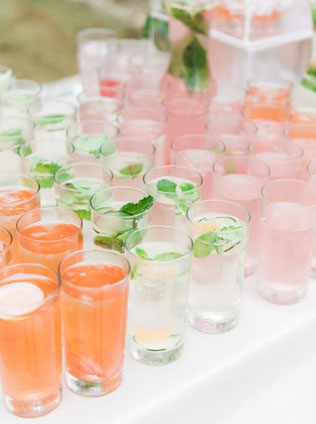 Все цвета радуги: разноцветные коктейли для яркой свадьбы 