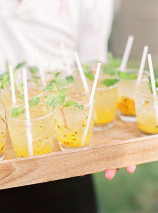 Все цвета радуги: разноцветные коктейли для яркой свадьбы 