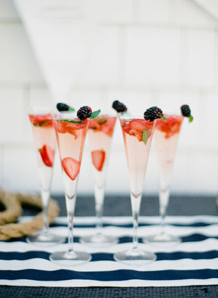 Все цвета радуги: разноцветные коктейли для яркой свадьбы 