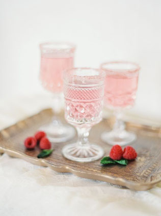 Все цвета радуги: разноцветные коктейли для яркой свадьбы 