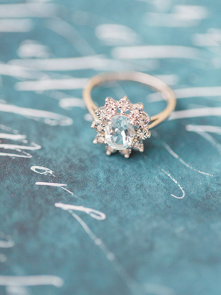 Тренд: помолвочные кольца с голубыми камнями 