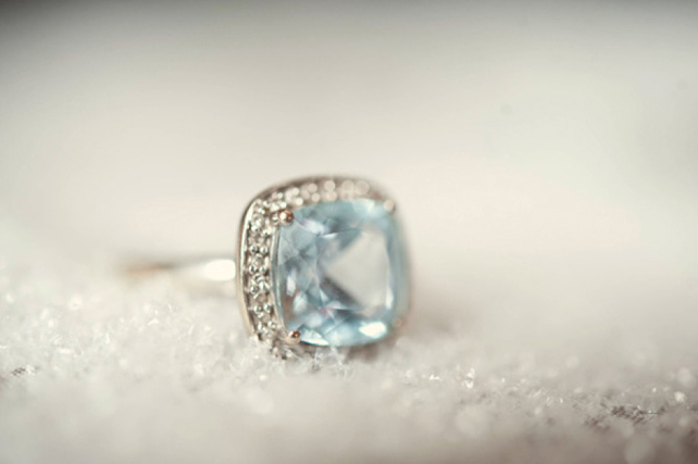 Тренд: помолвочные кольца с голубыми камнями 