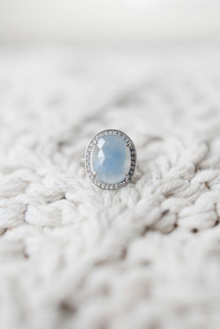 Тренд: помолвочные кольца с голубыми камнями 