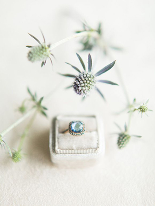 Тренд: помолвочные кольца с голубыми камнями 
