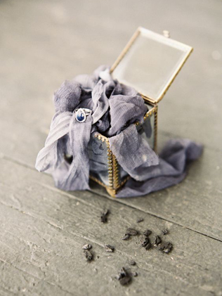 Тренд: помолвочные кольца с голубыми камнями 