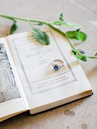 Тренд: помолвочные кольца с голубыми камнями 