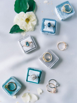 Тренд: помолвочные кольца с голубыми камнями 