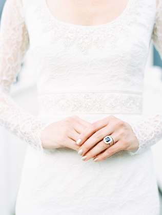 Тренд: помолвочные кольца с голубыми камнями 