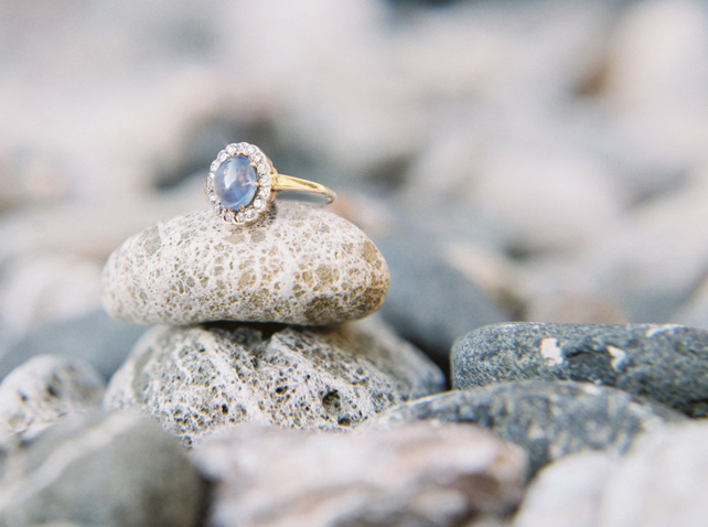 Тренд: помолвочные кольца с голубыми камнями 