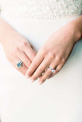 Тренд: помолвочные кольца с голубыми камнями 