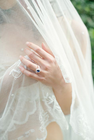 Тренд: помолвочные кольца с голубыми камнями 