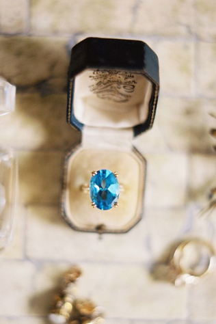 Тренд: помолвочные кольца с голубыми камнями 