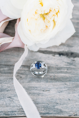 Тренд: помолвочные кольца с голубыми камнями 