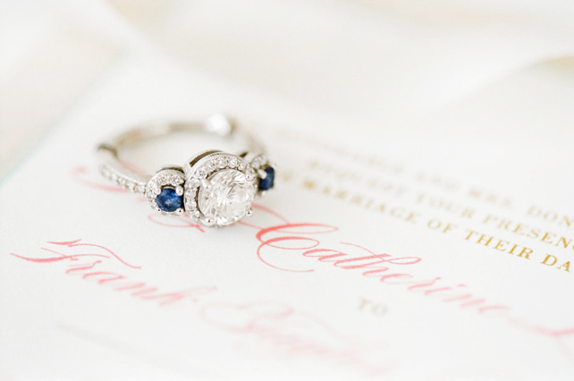 Тренд: помолвочные кольца с голубыми камнями 