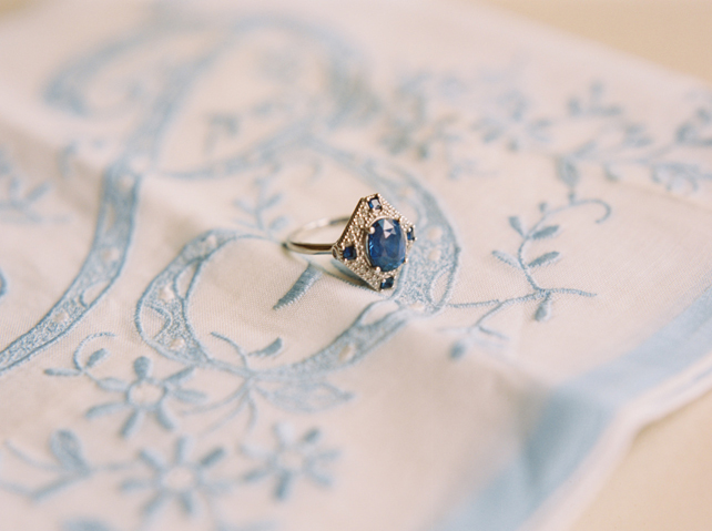 Тренд: помолвочные кольца с голубыми камнями 