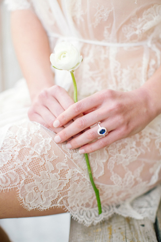 Тренд: помолвочные кольца с голубыми камнями 