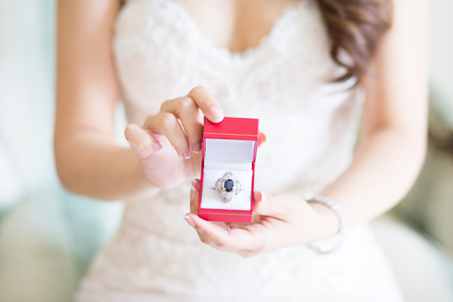 Тренд: помолвочные кольца с голубыми камнями 