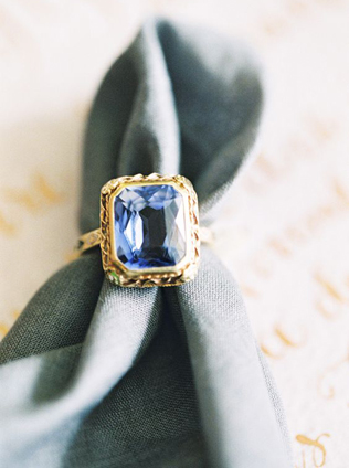 Тренд: помолвочные кольца с голубыми камнями 