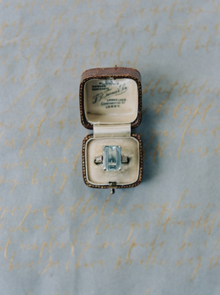 Тренд: помолвочные кольца с голубыми камнями 